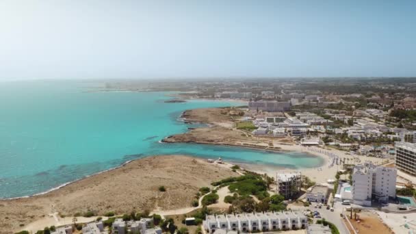 Levántate vista drone del complejo costero Ayia Napa ciudad con agua azul del mar y playa de arena — Vídeos de Stock