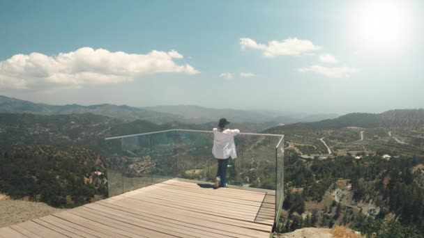 Viajero turista mujer disfrutar de la naturaleza salvaje paisaje verde en la terraza en el día soleado en Chipre — Vídeo de stock