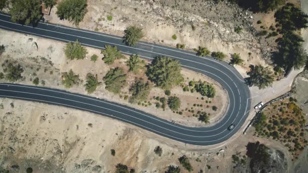 Pandangan udara atas jalan gurun di padang gurun berpasir di Amiandos Asbestos di Siprus — Stok Video