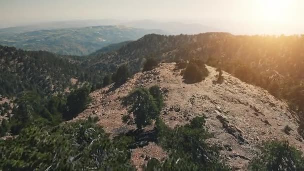 Вид згори на захід сонця в зелених гірських диких природних ландшафтах на гірському Кіпрі. — стокове відео