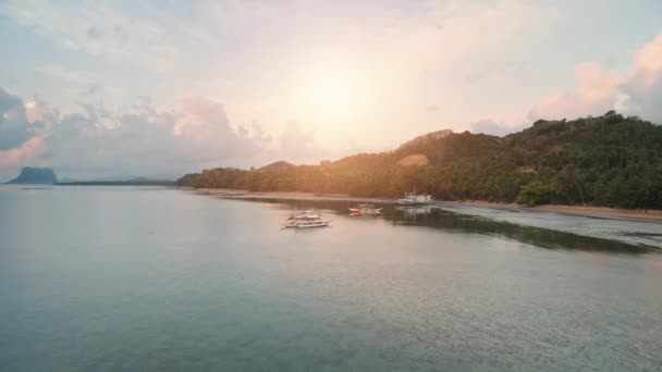 Panorama de la puesta de sol rosa en la playa de autobuses tropicales con bosque de madera verde en Filipinas — Vídeo de stock