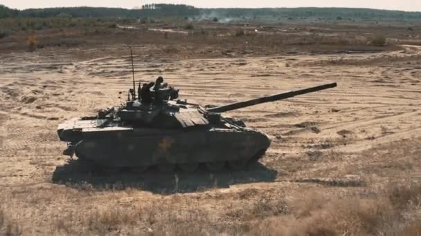 Soldier in armored military combat tank machinery ready for defense on desert battlefield — Stock Video