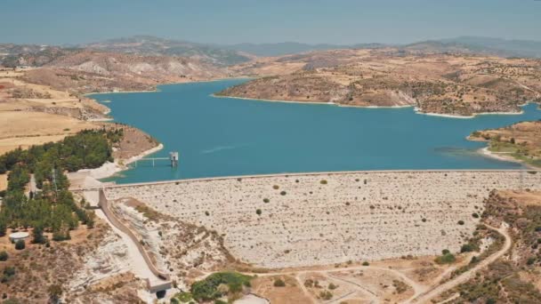 Panorama vista aérea de Asprokremmos barragem no rio azul na área selvagem deserto em subúrbio Chipre — Vídeo de Stock