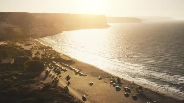 Solnedgång soluppgång på vackra kustnära strandområde på Kourion stranden gör kitesurfing på semester — Stockvideo
