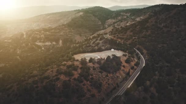 Zachód słońca nad zielonymi drzewami zbocze wzgórza na Olimpie w Troodos cel podróży, Cypr — Wideo stockowe