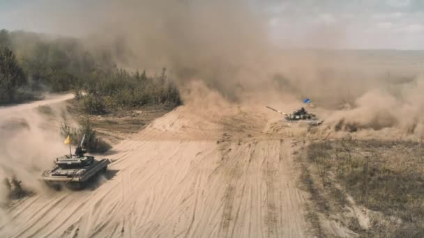 Soldater rider pansrede tunge kamp militære maskiner tanke på ørken slagmark område – Stock-video