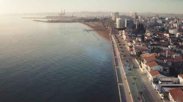 Vista panorámica al atardecer de la ciudad costera de Larnaca muelle y muelle del puerto en vacaciones de verano — Vídeos de Stock