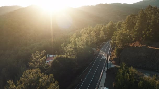 Zonsondergang zonsopgang boven moderne weg weg in hoogland berglandschap zijn in Cyprus — Stockvideo