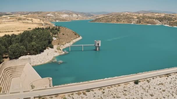 Kıbrıs Rum Kesimi 'ndeki mavi göl suları üzerindeki Asprokremmos baraj gölünün hava manzarası — Stok video