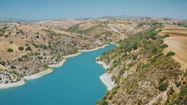 Antenne Staudamm Ansicht des blauen Flusses oder Sees in Mount Valley Wüstengebiet in Zypern — Stockvideo