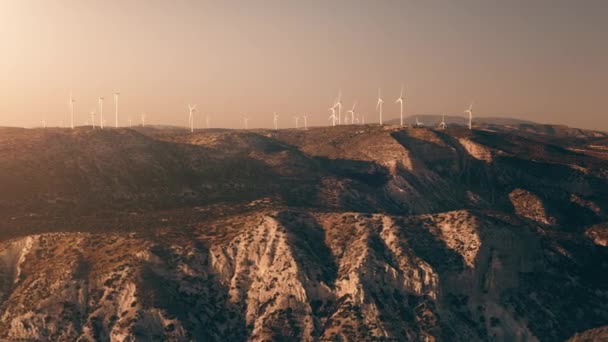 Światło słoneczne nad łopatami turbin wiatrowych generuje energię elektryczną na Cyprze — Wideo stockowe