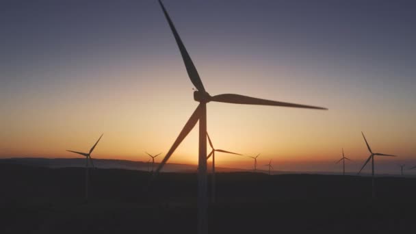 Windgeneratoren drehen sich auf dem Bergrücken aus nächster Nähe. Sonnenuntergang weiches Licht. Grüne Energie. Naturkonzept — Stockvideo