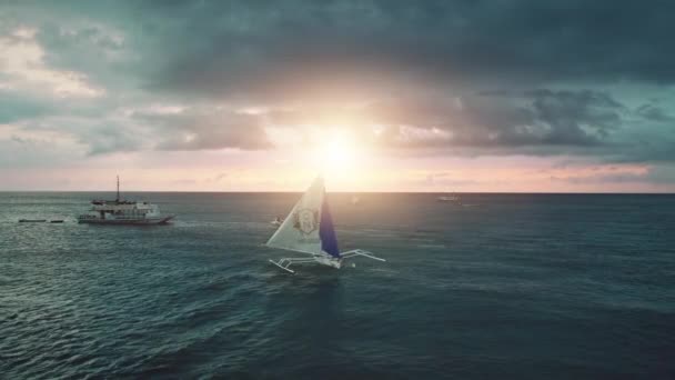 Tramonto arancione su blu acqua di mare barca a vela nave sull'isola tropicale esotica nelle Filippine — Video Stock