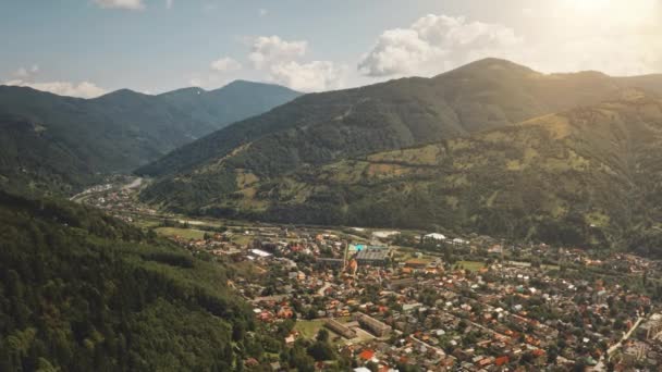 Pueblo alberga edificios en la montaña montaña zona verde en el paisaje de la naturaleza en Ucrania — Vídeos de Stock