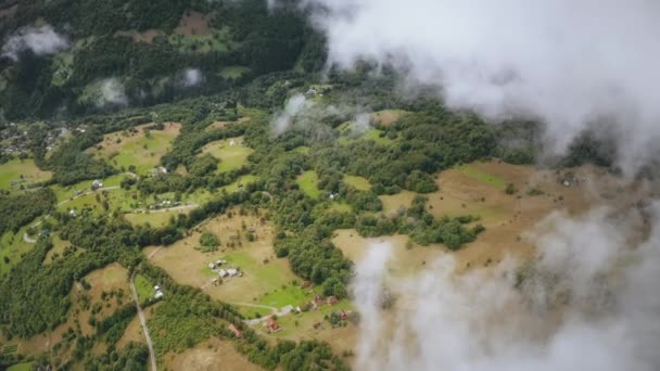 Вид с воздуха на коттеджи в горном зеленом горном городке Рахов — стоковое видео
