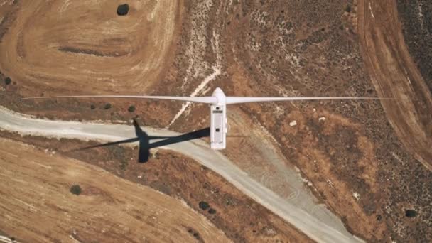 Las turbinas de molinos de viento producen energía a partir de fuentes naturales de uso eólico, Larnaca, Chipre — Vídeo de stock