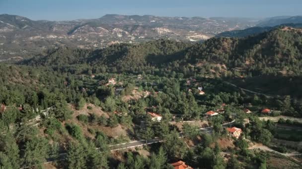 Casas rurales en valle de montaña zona rural en Troodos Chipre — Vídeos de Stock