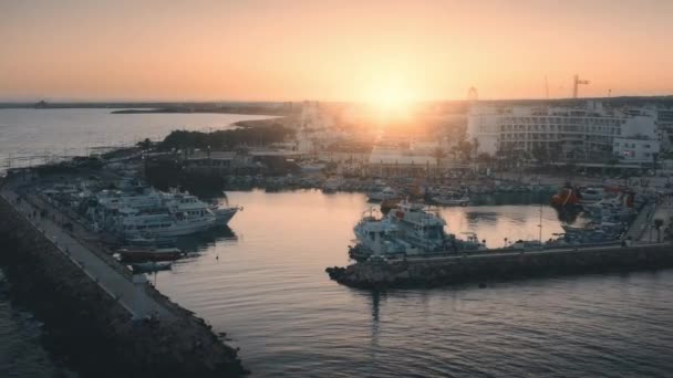 Paesaggio urbano Ayia Napa. Mare, yacht al molo della città. Tramonto luce soffusa. Resort citta, spiaggia, isola. — Video Stock