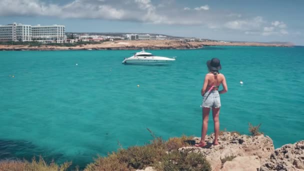 Mujer viajero turístico en la costa ver azul mar océano agua en Nissi playa en Ayia Napa — Vídeo de stock