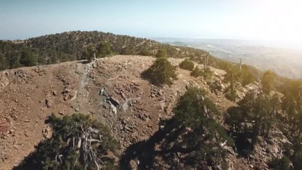 Vista aérea al atardecer del verde bosque arbóreo montaña montaña naturaleza salvaje paisaje en Chipre — Vídeos de Stock