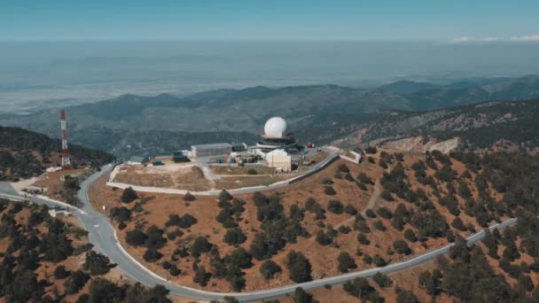 Wissenschaftliches meteorologisches Observatorium in wilder Naturlandschaft zur Wettervorhersage — Stockvideo