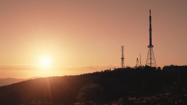 Vedere aeriană a apusului de soare a stației meteorologice de observare științifică pentru prognoza meteo — Videoclip de stoc