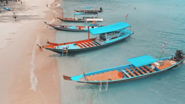 Traditionella fartyg båtar i blå azurblå vatten på exotiska tropiska Koh Phangan Island — Stockvideo