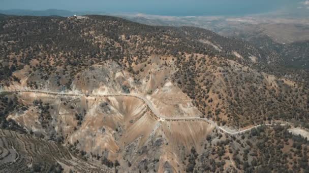 Drone utsikt över öken höglandet bergsväg i vild natur landskap på Cypern — Stockvideo