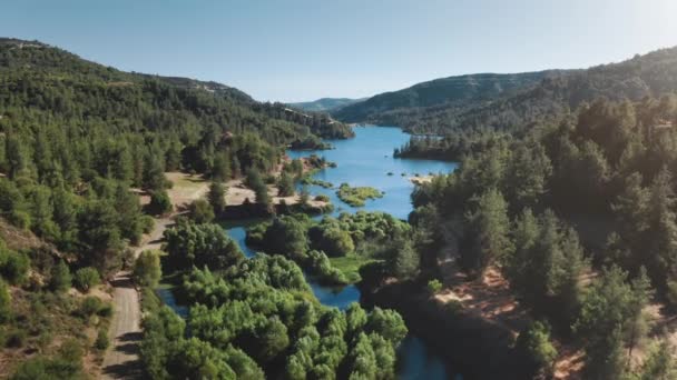 Vista aérea al atardecer del embalse de la presa de agua del río del lago en la zona rural verde del bosque — Vídeos de Stock