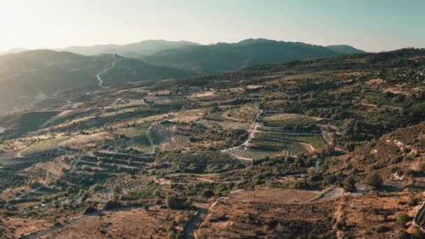 Campi verdi valle in campagna piantagione rurale, natura selvaggia paesaggio in Italia — Video Stock