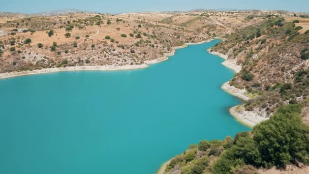 Drohne Blick auf Staudamm am blauen See Fluss in der Landschaft Zypern ländlichen Wüstengebiet — Stockvideo