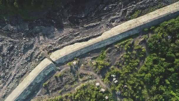 Barrera de lava de hormigón o muro de valla de la explosión del volcán activo en el área de Legazpi en Filipinas — Vídeo de stock