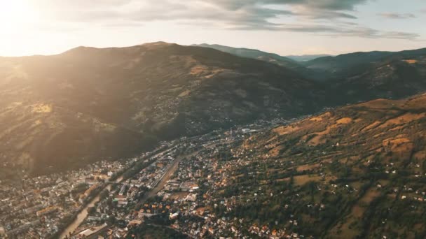 Maisons gîtes dans la région montagneuse de village de montagne à la campagne à Rahiv Ukraine — Video