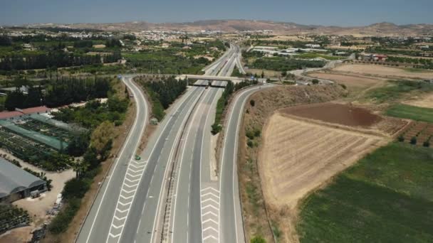 Αυτοκίνητα αυτοκίνητα οδηγούν σύγχρονη εθνική οδό αυτοκινητόδρομο με πολλαπλών επιπέδων κόμβους — Αρχείο Βίντεο