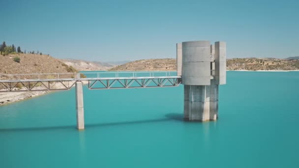 Presa central hidroeléctrica del embalse del río. Vuelo aéreo sobre agua azul — Vídeo de stock