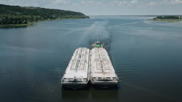 Moderne Öltankschiffe fahren Fluss, transportieren Produkte. Frachtfahrzeuge Frachtschiff — Stockvideo