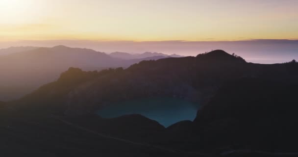 Ηφαίστειο λίμνες στο πολύχρωμο ηλιοβασίλεμα. Εναέριες λίμνες κρατήρα με μπλε νερό στο εσωτερικό. Ηλιοφάνεια — Αρχείο Βίντεο