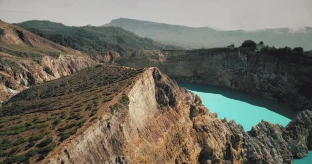 Blauer Kratersee auf einem vulkanischen Berg. Aerial wilde Naturlandschaft. Azurblaues türkisfarbenes Wasserbecken — Stockvideo