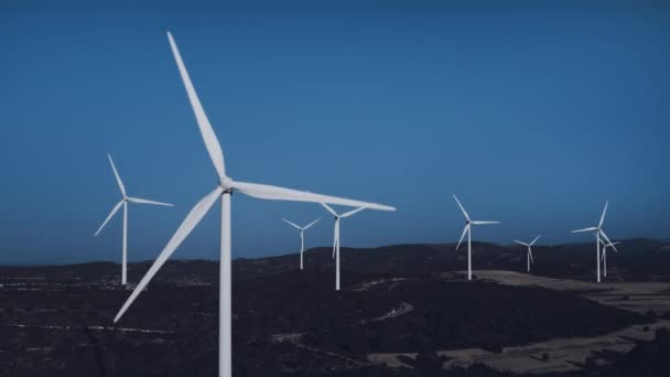 Windräder produzieren Energie im Nachtfeld. Windräder erzeugen grünen Strom in Feldfarm. — Stockvideo