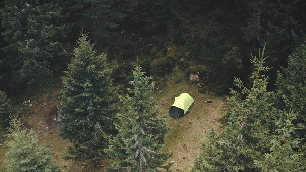 Campamento de tienda de arriba abajo en la antena del bosque de abeto. Otoño nadie naturaleza paisaje. Abeto en la montaña — Foto de Stock