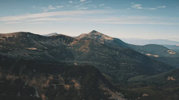 Cordilleras aéreas otoñales. Nadie naturaleza paisaje. Foretas verdes de pinos en colinas, picos —  Fotos de Stock