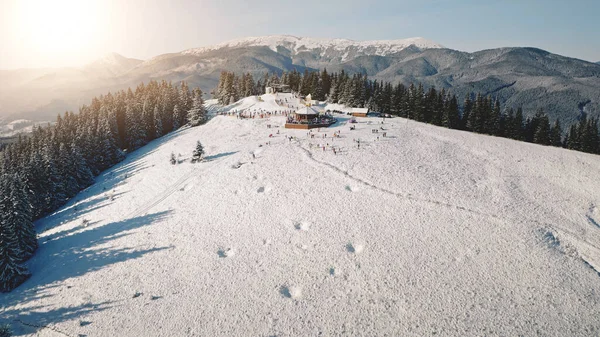 Station solaire aérienne à la forêt de montagne. Touristes point de repère au paysage naturel. Neige givrée au soleil — Photo