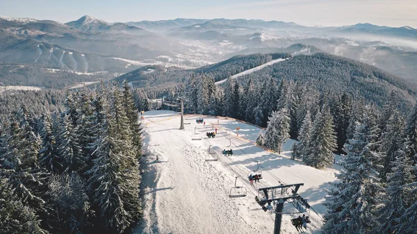 Resort à la montagne de neige aérienne. Escalier à ski dans la pinède. Point de repère touristique. Sport d'hiver actif — Photo