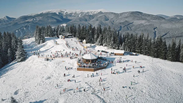 Estación de deportes de invierno con pista de esquí aérea. Nieve montaña naturaleza paisaje. Turistas deporte extremo —  Fotos de Stock