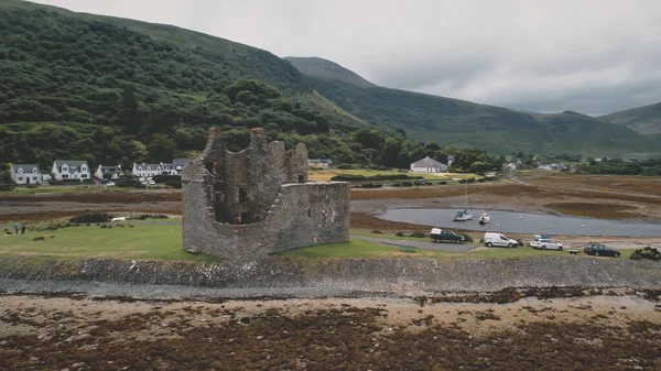 Nahaufnahme Schottland historische Burgruinen aus der Luft. Ruinierte Architekturattraktion an der Meeresbucht — Stockfoto