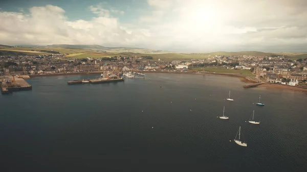 Yachten Regatta Rennen an der Sonne Ozean Küste Antenne. Moderne Gebäude an der Verkehrsstraße. Seebrücke von Campbeltown — Stockfoto