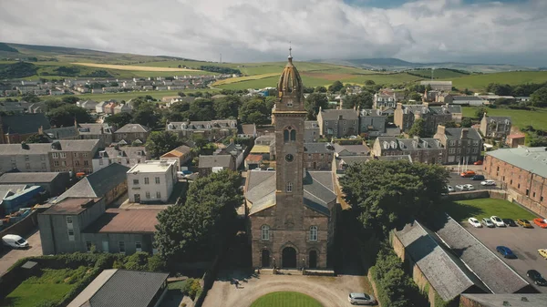 Uzavřete starobylý kostel ve vzdušném prostoru města Evropy. Historická architektura atrakcí ve Skotsku — Stock fotografie