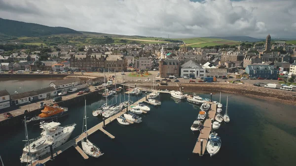 A kikötőváros városképe a kikötői antennánál. Belvárosi utcák, forgalmi út. Campbeltown modern épületek — Stock Fotó