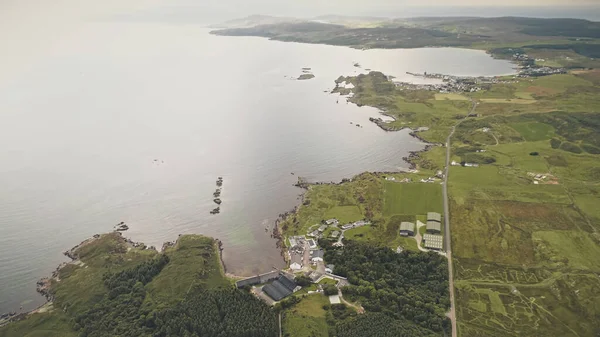 Top down fabrik vid havet. Flyg ingen natur landskap. Grön skog i gräsdalen — Stockfoto