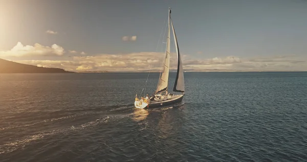 Regata aérea de yates en mar abierto. Increíble paisaje marino de aguas oceánicas en los reflejos del sol —  Fotos de Stock